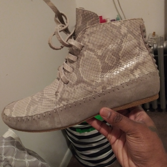 Shoes - Picture 4 of 7